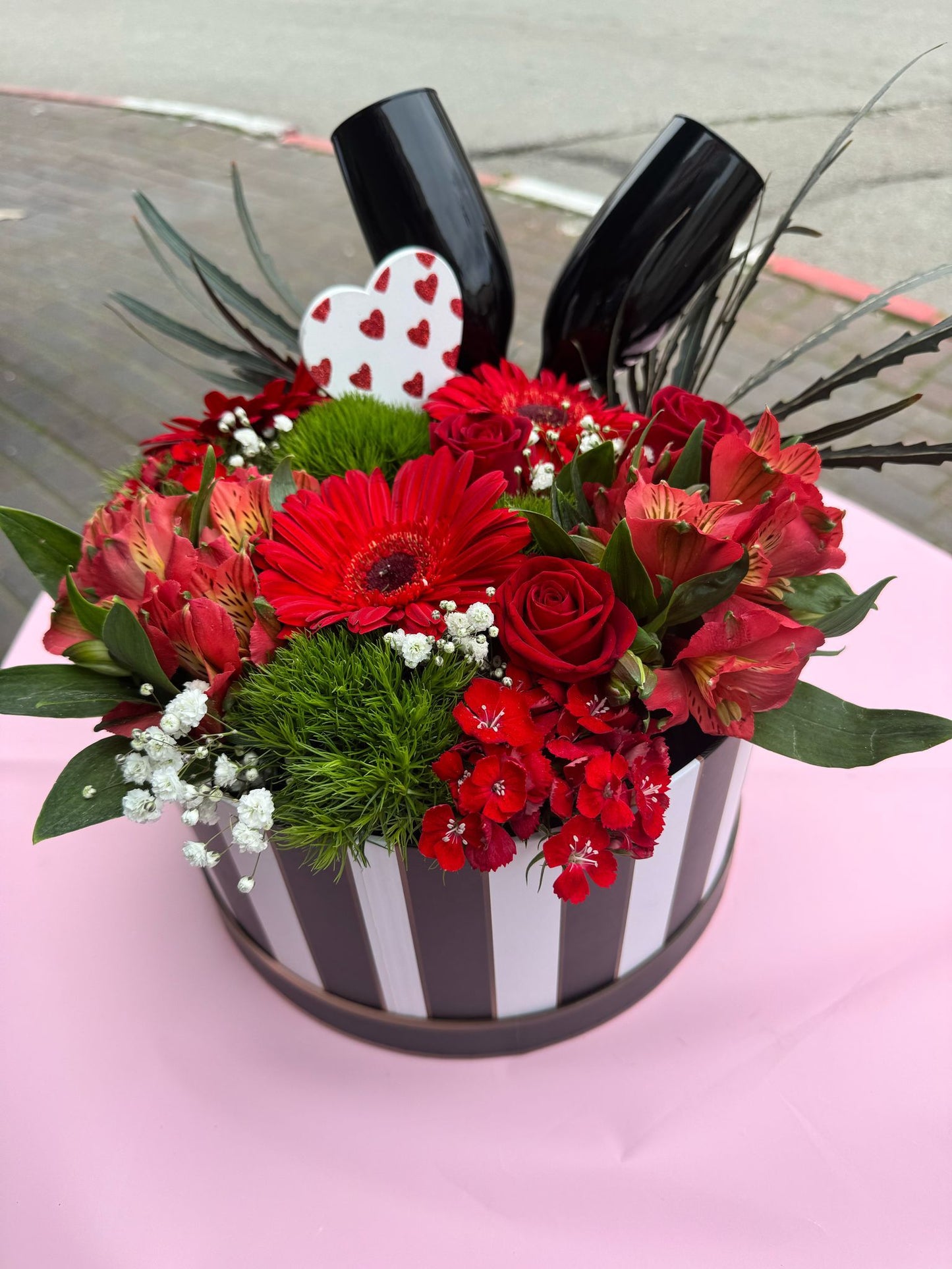 מארז אדום עם ורדים