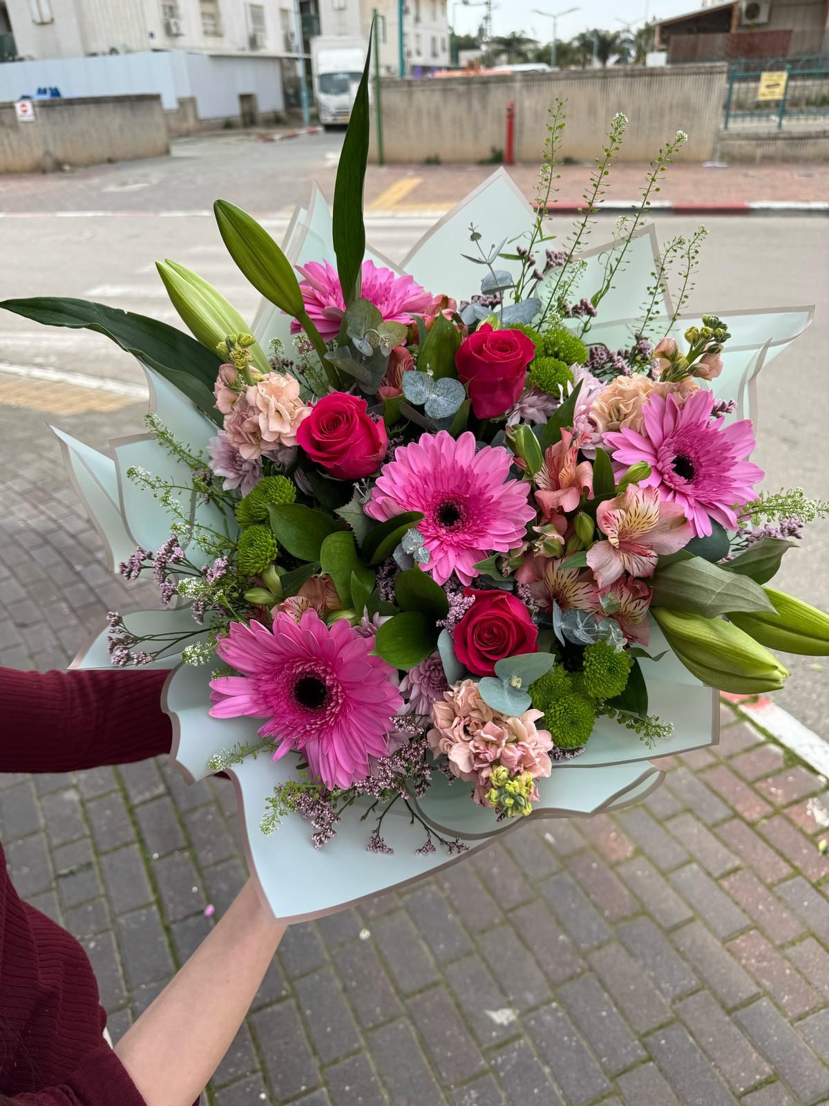 זר ורוד עם ורדים -יום האישה